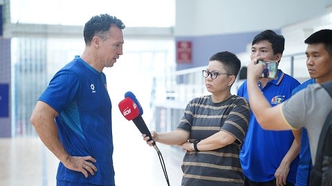 Simone Inzaghi celebrating with his Inter Milan players after beating Barcelona.